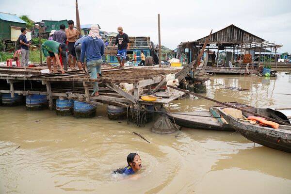 Residentes demolem suas casas flutuantes no rio Tonle Sap após ordem das autoridades locais, distrito de Prek Pnov, Phnom Penh, Camboja, 12 de junho de 2021 - Sputnik Brasil