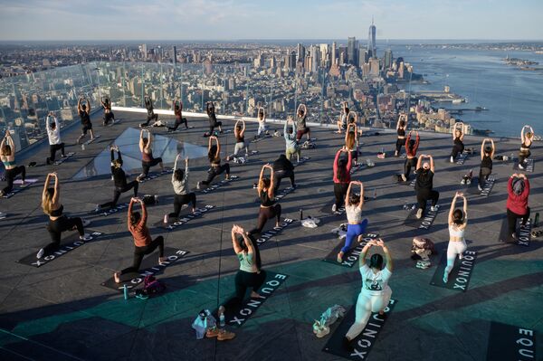 Praticantes de ioga participam de aula no Convés de Observação de Bordo, com vista para o horizonte de Manhattan, Nova York, EUA, 17 de junho de 2021 - Sputnik Brasil