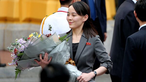 Irmã do líder norte-coreano Kim Yo-jong com ramo de flores durante cerimônia no Palácio Presidencial (foto do arquivo) - Sputnik Brasil