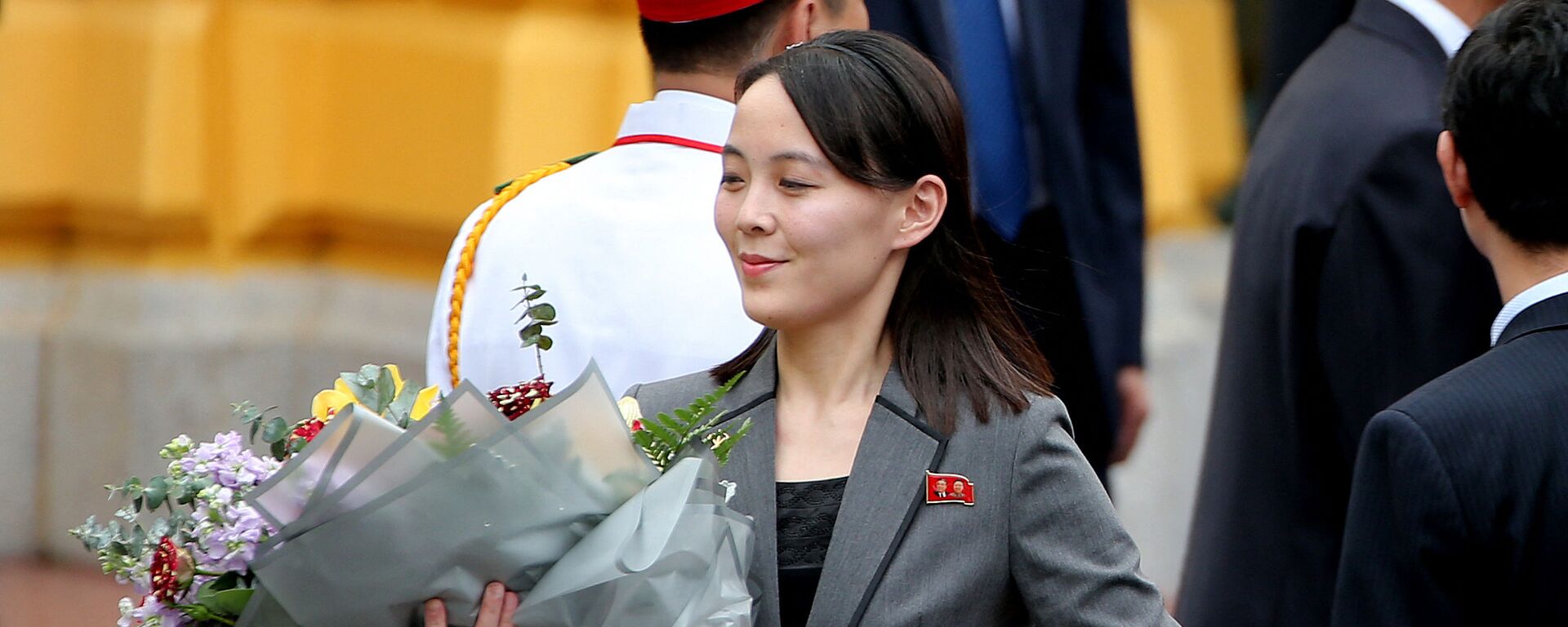 Irmã do líder norte-coreano Kim Yo-jong com ramo de flores durante cerimônia no Palácio Presidencial (foto do arquivo) - Sputnik Brasil, 1920, 17.02.2024