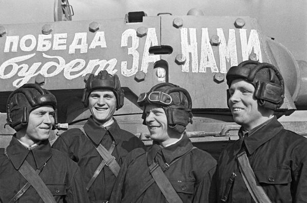 Graduados da Academia Militar J.V. Stalin de Mecanização e Motorização do Exército Vermelho antes de serem enviados à linha de frente - Sputnik Brasil