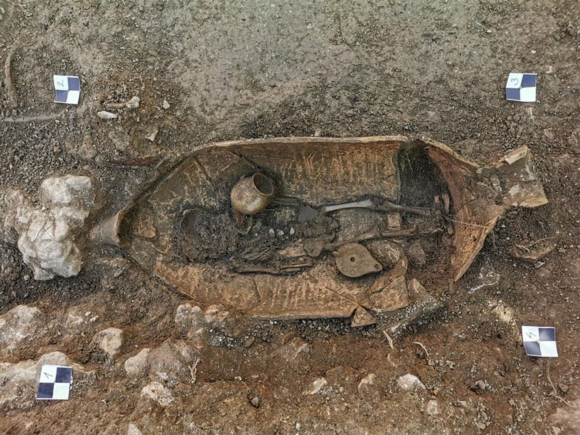 Corpos sepultados em jarros são descobertos em jardim de antigo palácio na Croácia (FOTOS) - Sputnik Brasil, 1920, 22.06.2021
