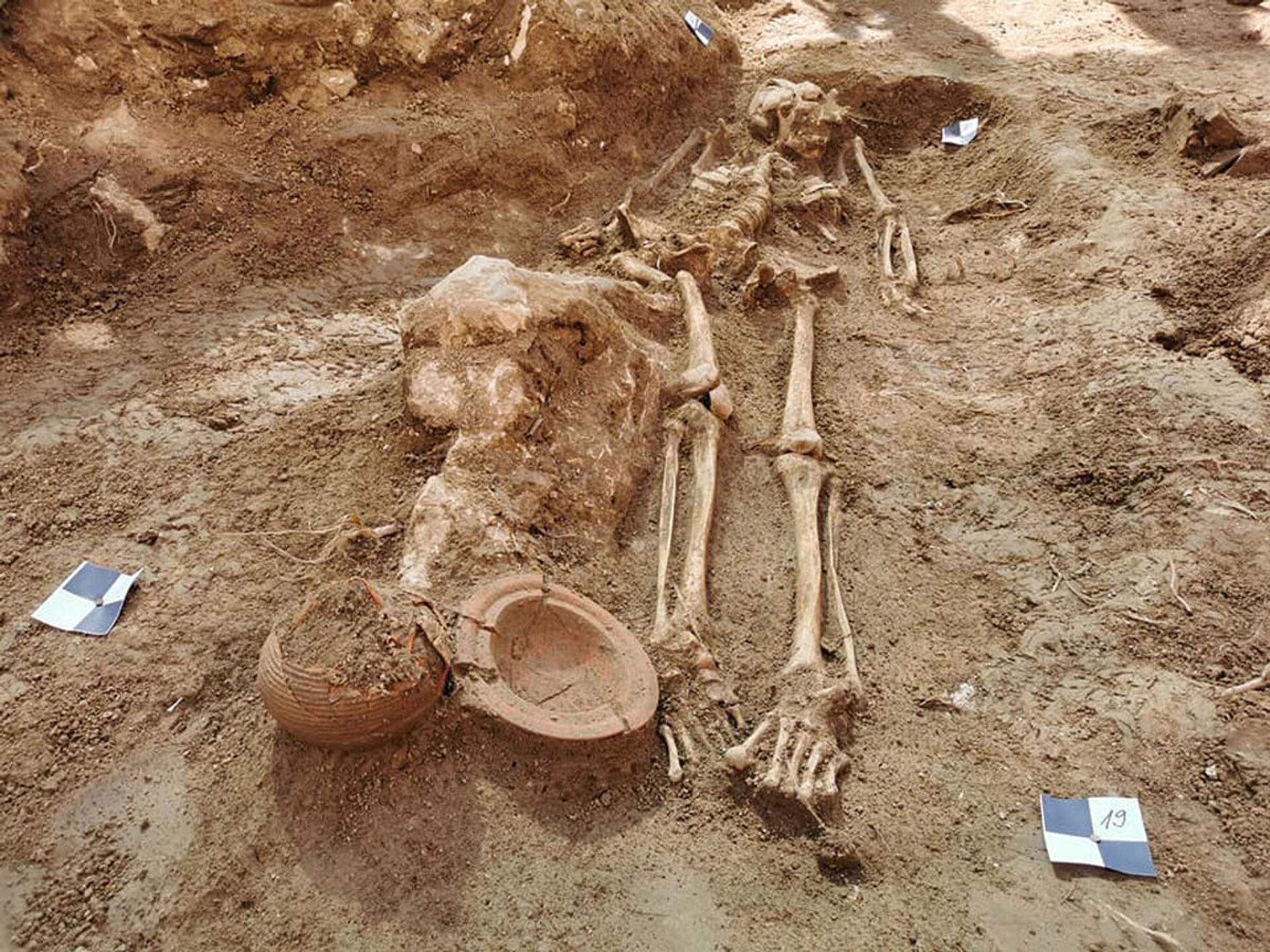 Corpos sepultados em jarros são descobertos em jardim de antigo palácio na Croácia (FOTOS) - Sputnik Brasil, 1920, 22.06.2021