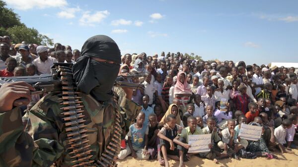 Um membro armado do grupo militante Al-Shabab participa de um comício na Somália (foto de arquivo) - Sputnik Brasil