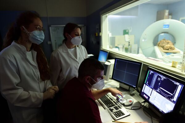 Técnicos de radiologia e os pesquisadores olham para tela de computador, Milão, Itália, 21 de junho de 2021 - Sputnik Brasil