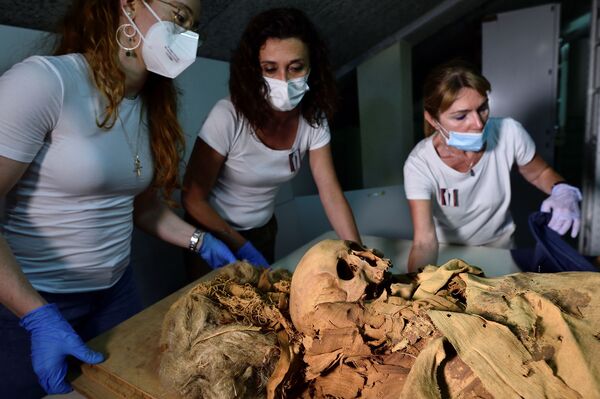 Pesquisadores se preparam para transferir a múmia egípcia de Bergamo para Milão, Itália, 21 de junho de 2021 - Sputnik Brasil