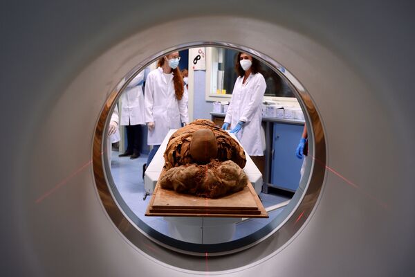 Múmia egípcia durante a tomografia computorizada para pesquisar sua história, Museu Arqueológico Cívico de Bergamo, Itália, 21 de junho de 2021
 - Sputnik Brasil
