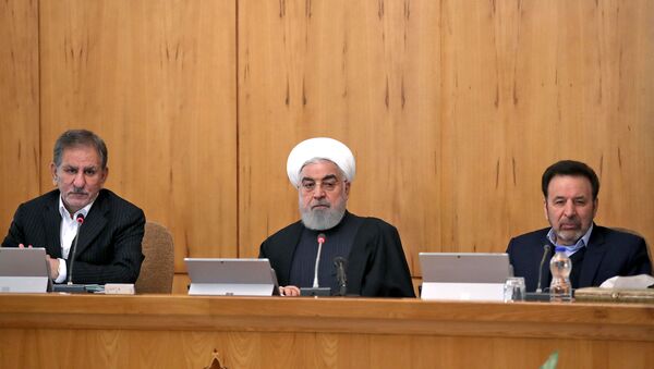 Presidente do Irã Hassan Rouhani (C) prese reunião de gabinete na presença de seu chefe de gabinete Mahmoud Vaezi (D) e do vice-presidente Eshaq Jahangiri (E) em Teerã. Foto de arquivo - Sputnik Brasil