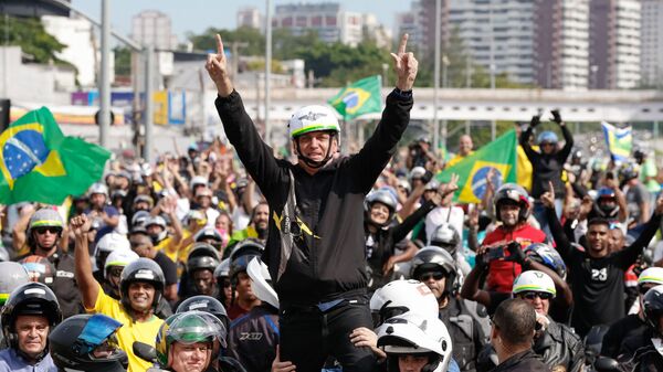 Presidente Jair Bolsonaro durante passeio de moto. Ir a favor do valor do fundo eleitoral pode prejudicar a ideia de popular e honesto do presidente - Sputnik Brasil