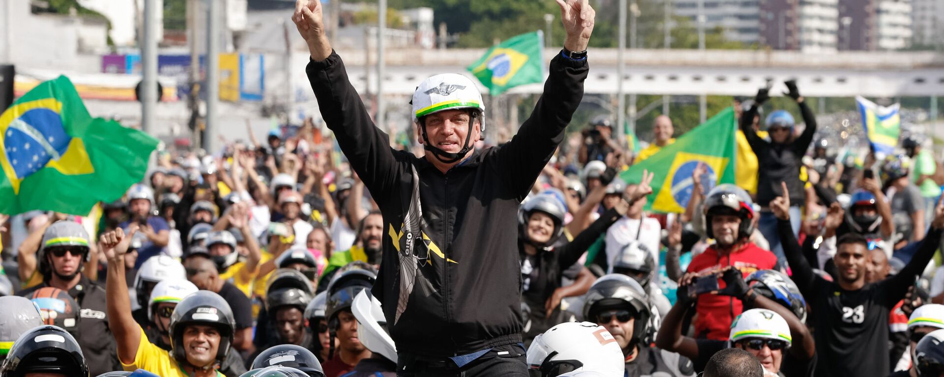 Presidente Jair Bolsonaro durante passeio de moto. Ir a favor do valor do fundo eleitoral pode prejudicar a ideia de popular e honesto do presidente - Sputnik Brasil, 1920, 23.06.2021