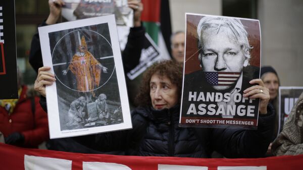 Apoiadores do fundador do WikiLeaks Julian Assange participam de um protesto em Londres para apoiá-lo em uma audiência administrativa para seu caso de extradição, em 26 de novembro de 2020 - Sputnik Brasil