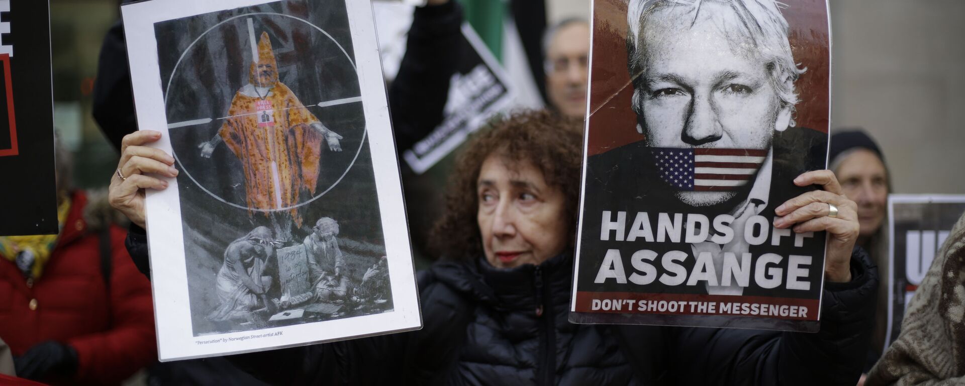 Apoiadores do fundador do WikiLeaks Julian Assange participam de um protesto em Londres para apoiá-lo em uma audiência administrativa para seu caso de extradição, em 26 de novembro de 2020 - Sputnik Brasil, 1920, 20.04.2022