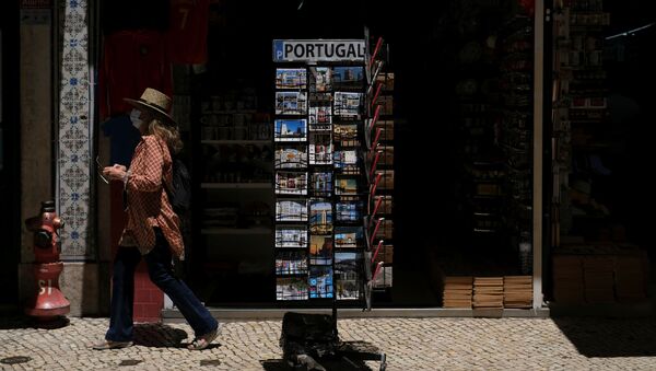 Mulher passa por loja de souvenir na Baixa de Lisboa, em 23 de junho de 2021 - Sputnik Brasil