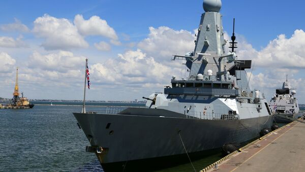 O destróier HMS Defender da Marinha Real Britânica ancorado no porto de Odessa, Ucrânia, no mar Negro, em 18 de junho de 2021 - Sputnik Brasil
