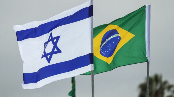 Bandeiras de Israel e do Brasil no aeroporto internacional Ben Gurion, em Tel Aviv, em Israel (foto de arquivo) - Sputnik Brasil