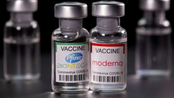 Frascos com rótulos das vacinas Pfizer/BioNTech e Moderna contra o SARS-CoV-2 em 19 de março de 2021 - Sputnik Brasil