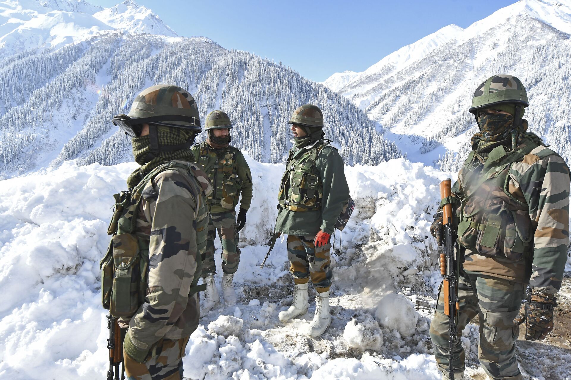 Soldados do Exército da Índia em estrada coberta de neve perto do desfiladeiro da montanha Zojila, que liga Srinagar ao território indiano de Ladakh, que faz fronteira com a China, em 28 de fevereiro de 2021 - Sputnik Brasil, 1920, 09.11.2021