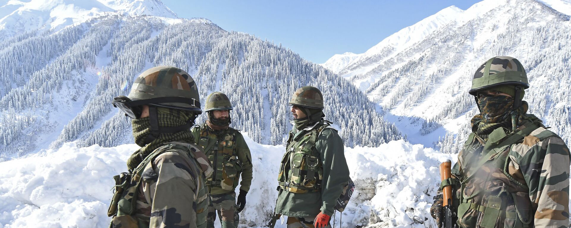 Soldados do Exército da Índia em estrada coberta de neve perto do desfiladeiro da montanha Zojila, que liga Srinagar ao território indiano de Ladakh, que faz fronteira com a China, em 28 de fevereiro de 2021 - Sputnik Brasil, 1920, 24.06.2021