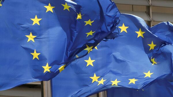 Bandeiras da União Europeia fora da sede da Comissão Europeia em Bruxelas, Bélgica, 5 de maio de 2021 - Sputnik Brasil