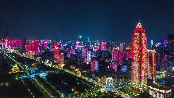 Edifícios iluminados por espetáculo de luzes comemorativo dos 100 anos do Partido Comunista da China em Wuhan, província de Hubei, China, 23 de junho de 2021 - Sputnik Brasil