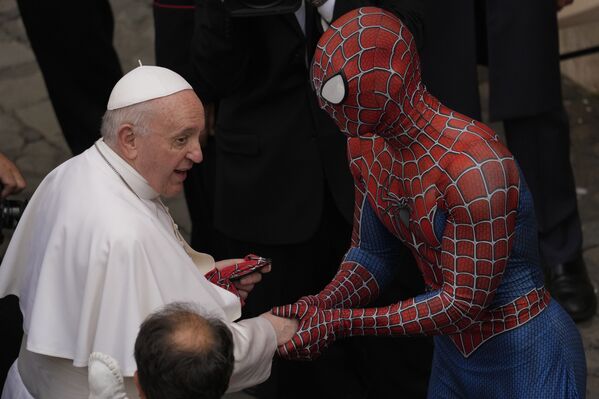 Papa Francisco cumprimenta homem com máscara de Homem Aranha no Vaticano, 23 de junho de 2021 - Sputnik Brasil