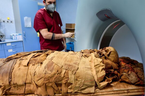 Técnico de radiologia prepara exame radiológico de múmia egípcia no hospital Policlínico de Milão, Itália, 21 de junho de 2021 - Sputnik Brasil