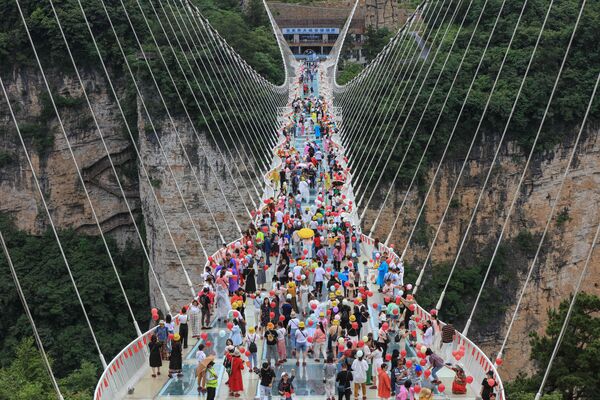 Foto aérea mostra pessoas caminhando em ponte de Zhangjiajie, província de Hunan, China, 20 de junho de 2021 - Sputnik Brasil