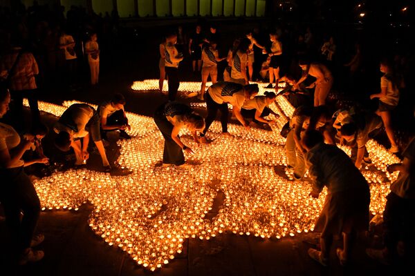 Participantes da ação Vela da Memória acendem velas em frente ao Museu da Vitória em Moscou, Rússia, na noite de 22 de junho, dia que comemora 80º aniversário do início da Grande Guerra pela Pátria no país - Sputnik Brasil