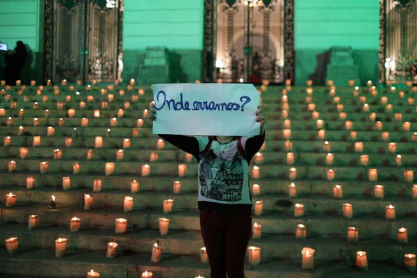 Mulher segura placa durante evento em homenagem às 500.000 pessoas que morreram da doença do novo coronavírus (COVID-19) no Brasil, Rio de Janeiro, Brasil, 21 de junho de 2021 - Sputnik Brasil