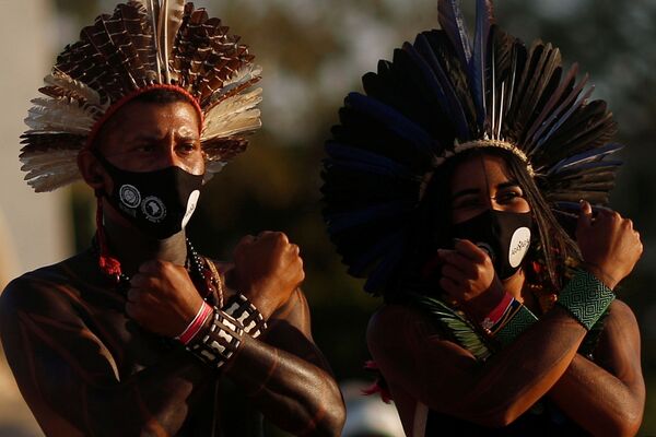 Indígenas brasileiros de diferentes etnias participam de protesto contra demarcação de terras, junto do Supremo Tribunal Federal do Brasil em Brasília, Brasil, 24 de junho de 2021 - Sputnik Brasil