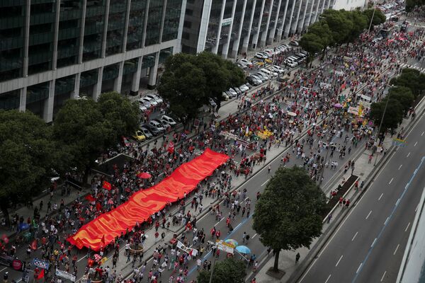Pessoas participam de manifestação contra gestão da pandemia do SARS-CoV-2 pelo presidente brasileiro Jair Bolsonaro no Rio de Janeiro, Brasil, 19 de junho de 2021 - Sputnik Brasil