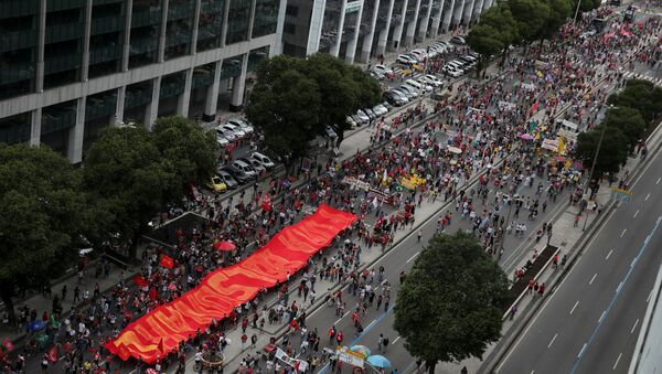 Pessoas participam de manifestação contra gestão da pandemia do SARS-CoV-2 pelo presidente brasileiro Jair Bolsonaro no Rio de Janeiro, Brasil, 19 de junho de 2021 - Sputnik Brasil