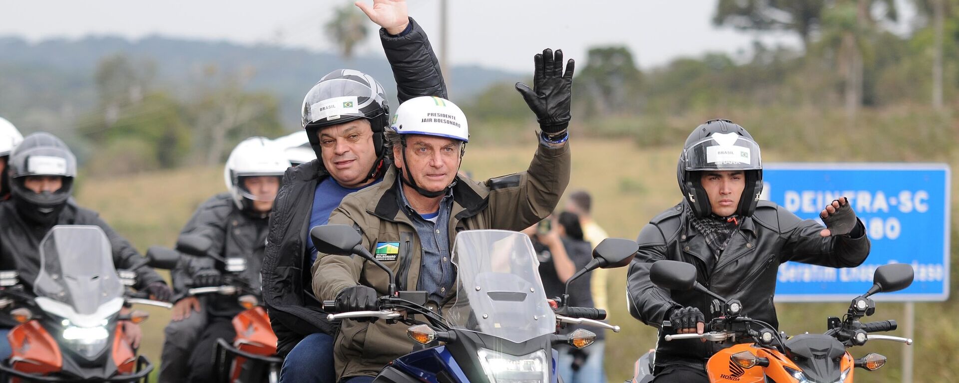 O presidente Jair Bolsonaro e o prefeito de Chapecó João Rodrigues, durante Motociata com apoiadores na cidade de Chapecó, SC, 26 de junho de 2021  - Sputnik Brasil, 1920, 26.12.2021