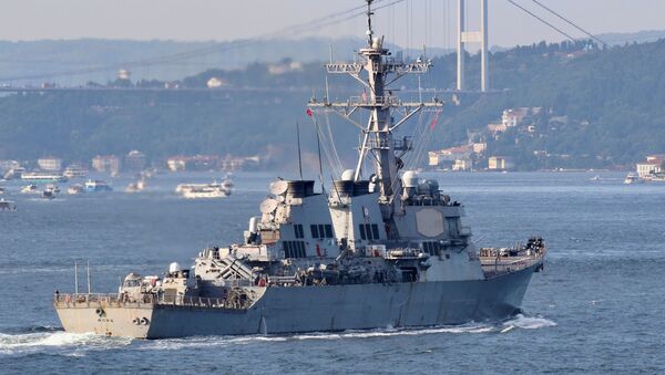 USS Ross, destróier de mísseis guiados da Marinha dos EUA, navega no estreito de Bósforo, Istambul, a caminho do mar Negro, Turquia, 26 de junho de 2021 - Sputnik Brasil