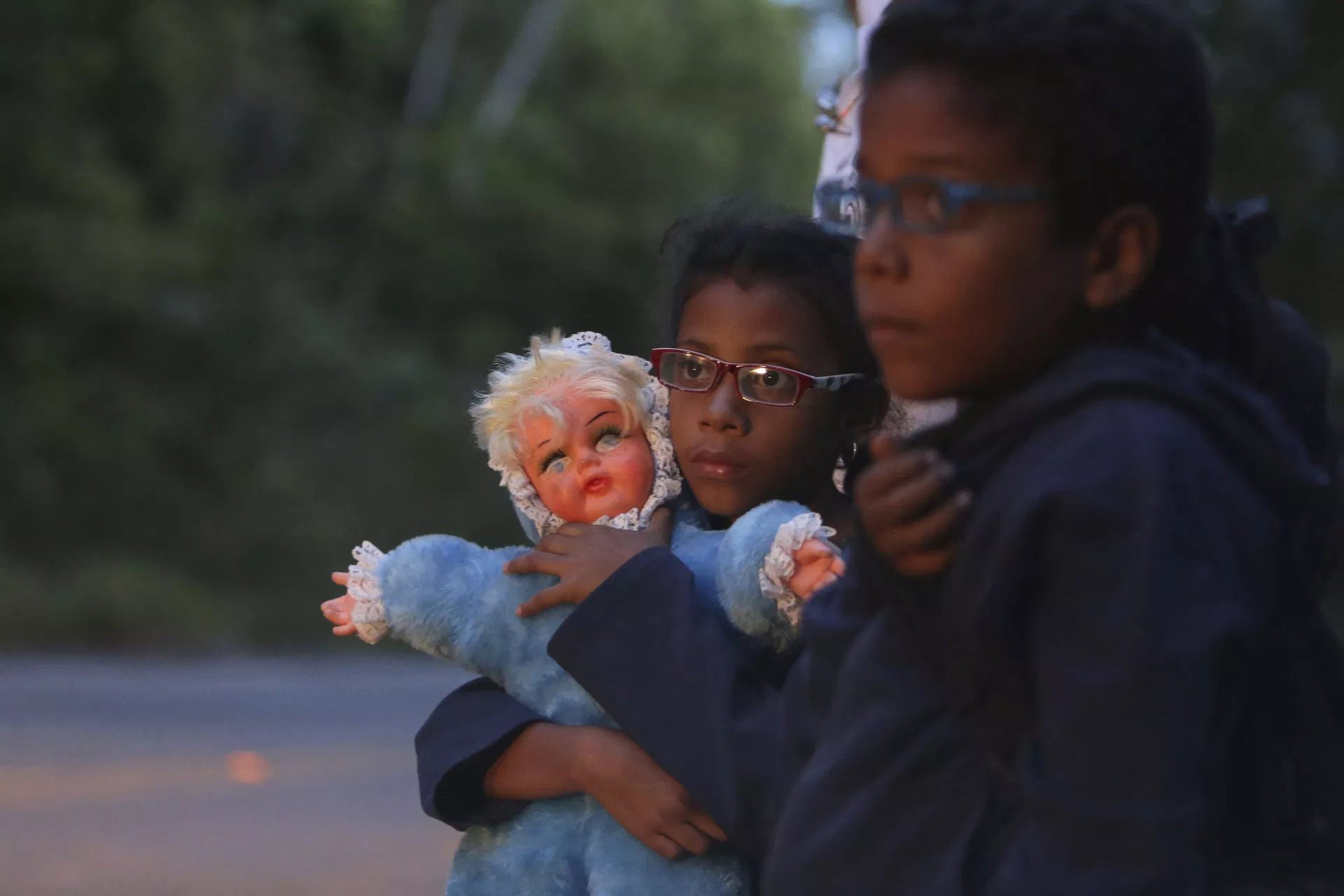 Ashley Angelina, de 9 anos, segura sua boneca enquanto pedia carona com seu irmão gêmeo, Angel David, e seus pais, após cruzarem a fronteira com a Venezuela em sua migração para o Brasil, perto de Pacaraima, Roraima, Brasil (foto de arquivo) - Sputnik Brasil, 1920, 07.07.2023