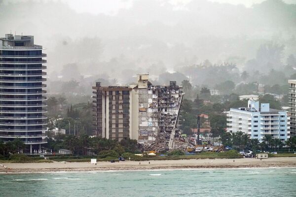 Vista para o lugar do colapso do prédio em Surfside, perto de Miami Beach, Flórida, EUA, 26 de junho de 2021 - Sputnik Brasil