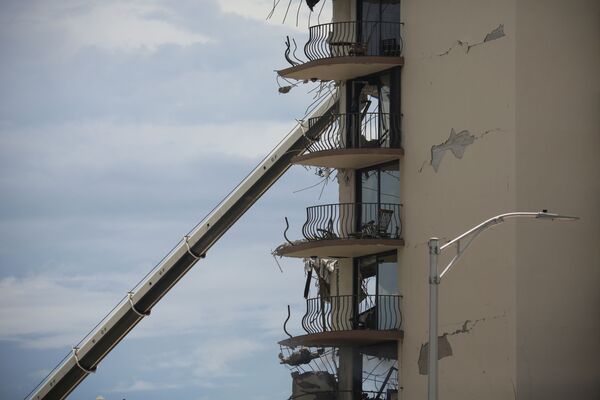 Danos no prédio parcialmente destruído em Surfside, Flórida, Estados Unidos, 26 de junho de 2021 - Sputnik Brasil