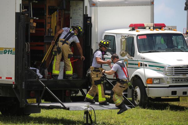 Membros da Equipe de Resgate dos Bombeiros de Miami-Dade no lugar do colapso do edifício residencial em Surfside, Flórida, Estados Unidos, 26 de junho de 2021
 - Sputnik Brasil