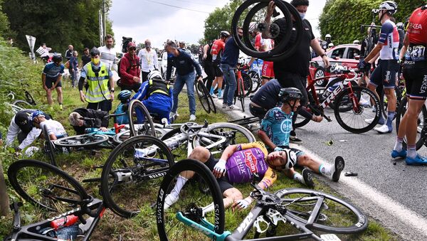 Ciclistas após queda durante Etapa 1 da Volta da França, de Brest para Landerneau, França, 26 de junho de 2021 - Sputnik Brasil