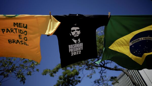 Bandeira brasileira e camisetas com imagens de Jair Bolsonaro durante manifestação em apoio do presidente, 27 de junho de 2021 - Sputnik Brasil