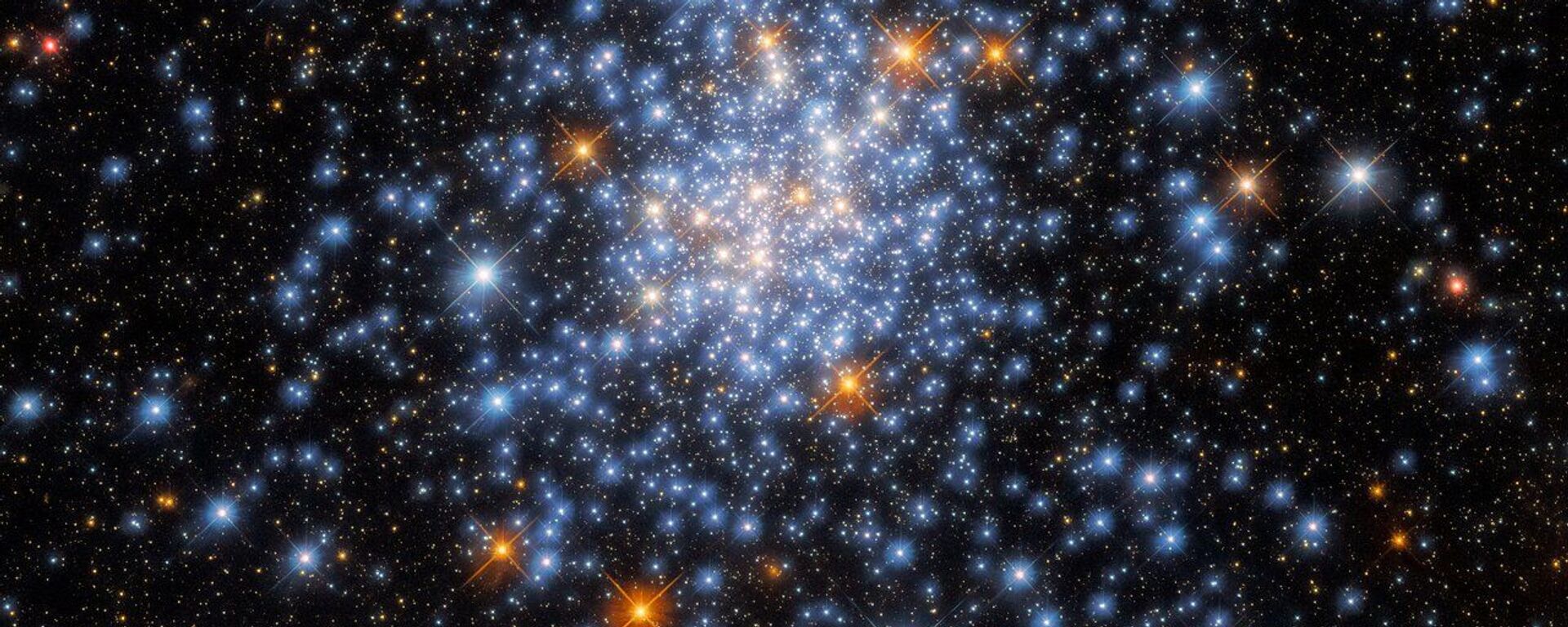 Aglomerado estelar NGC 330, localizado a aproximadamente 180.000 anos-luz - Sputnik Brasil, 1920, 10.02.2022