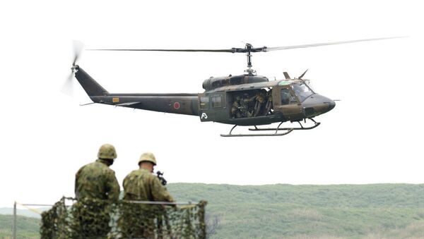 Helicóptero voa durante exercício de fogo real no campo de treinamento em Gotemba, a sudoeste de Tóquio. Foto de arquivo - Sputnik Brasil
