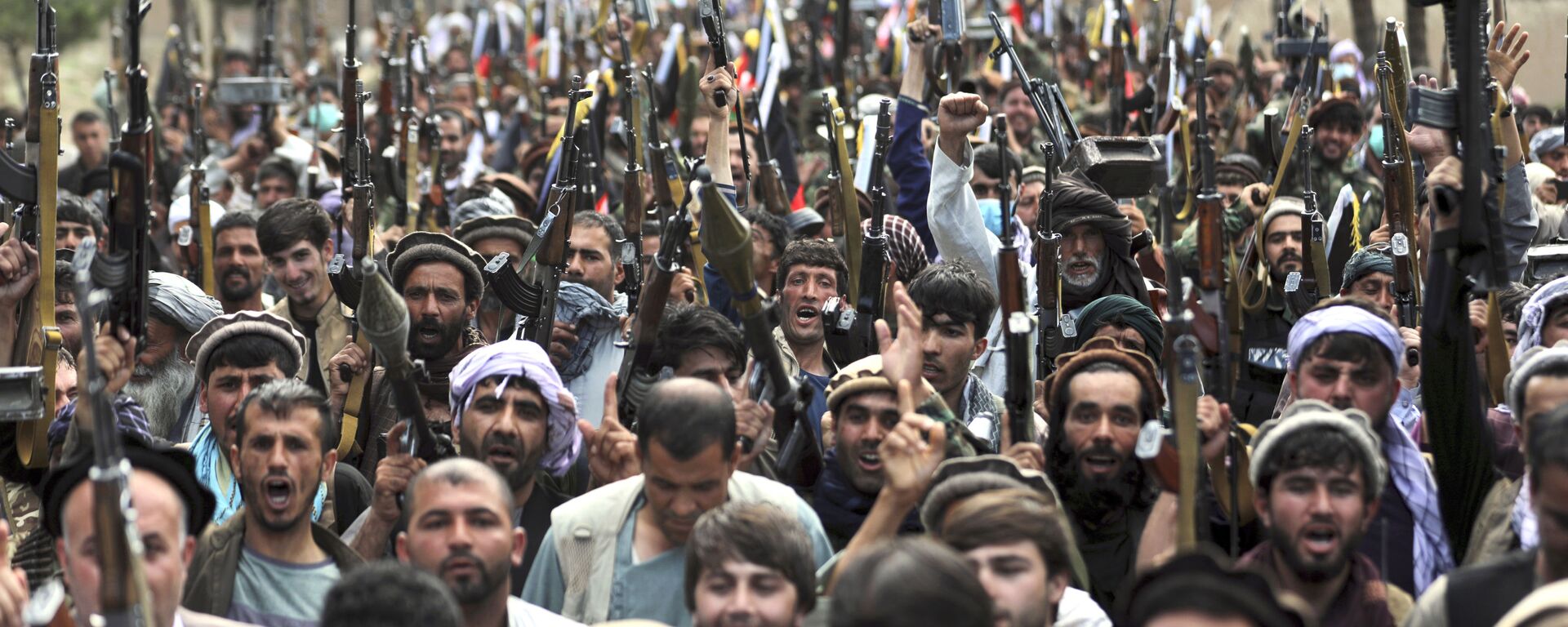 Milicianos afegãos se juntam às forças de defesa e segurança afegãs durante uma reunião em Cabul para tentar conter a maré dos últimos ganhos de território do Talibã, Afeganistão, 23 de junho de 2021 - Sputnik Brasil, 1920, 28.06.2021