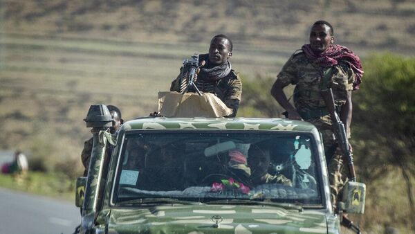 Soldados do governo etíope viajam por estrada perto de Agula, ao norte de Mekele, na região do Tigré, no norte da Etiópia (foto de arquivo) - Sputnik Brasil