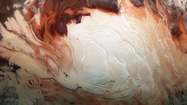 A região branca brilhante desta imagem mostra a calota gelada que cobre o polo sul de Marte, composta por água congelada e dióxido de carbono congelado - Sputnik Brasil