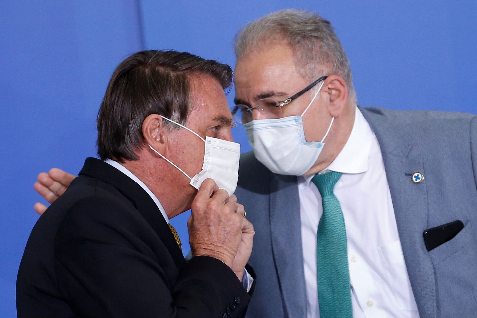 Presidente Jair Bolsonaro fala com ministro da Saúde Marcelo Queiroga durante cerimônia no Palácio do Planalto, 29 de junho de 2021 - Sputnik Brasil, 1920, 31.12.2021