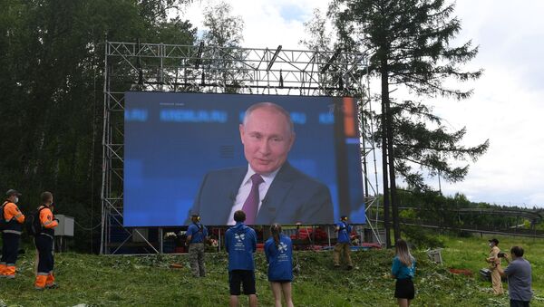 Pessoas assistindo à Linha Direta com Putin na região de Krasnoyarsk  - Sputnik Brasil