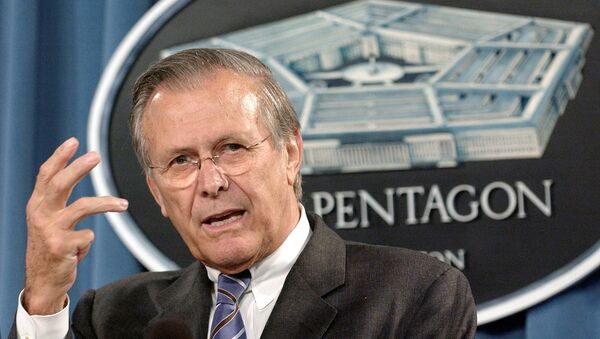 O ex-secretário de Defesa dos EUA, Donald Rumsfeld respondem a perguntas dos repórteres no breifing diário realizado no Pentágono, Washington, D.C., 21 de julho de 2004 - Sputnik Brasil
