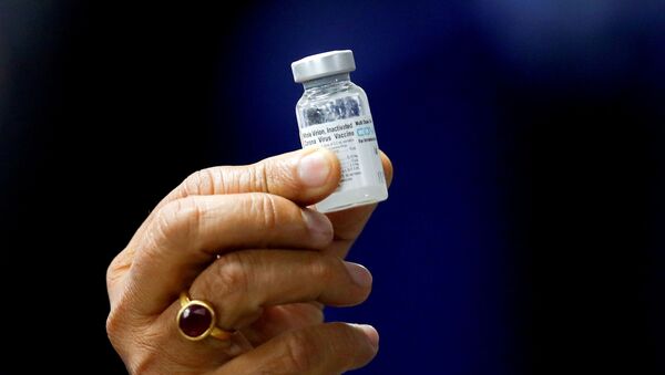 Ministro da Saúde da Índia, Harsh Vardhan, segura dose da vacina Covaxin contra a COVID-19. Arquivo Foto - Sputnik Brasil