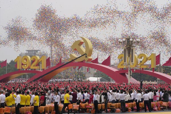 Balões colorem o céu enquanto participantes agitam bandeirolas chinesas durante o 100º aniversário de fundação do Partido Comunista da China (PCC), na praça Tiananmen, em Pequim - Sputnik Brasil